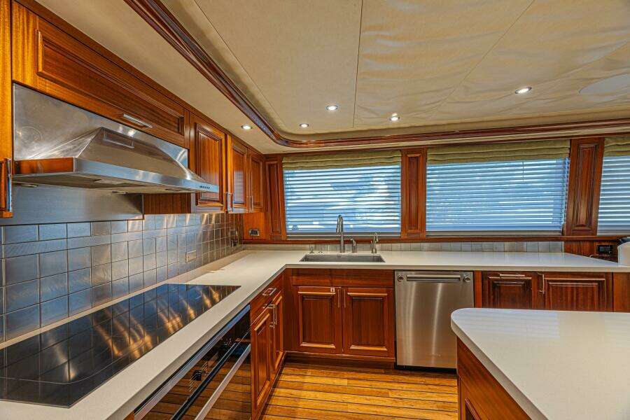 Cerca Trova 112ft Westport Yacht For Sale