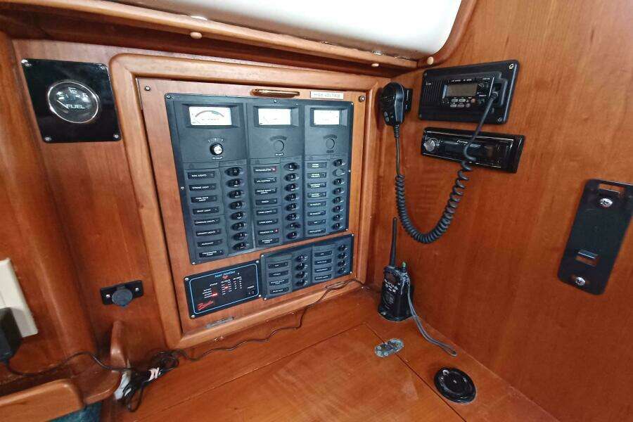 Silver 35ft Saga Yacht For Sale