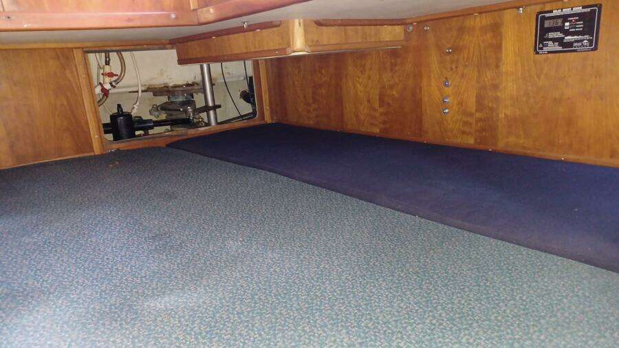 Silver 35ft Saga Yacht For Sale