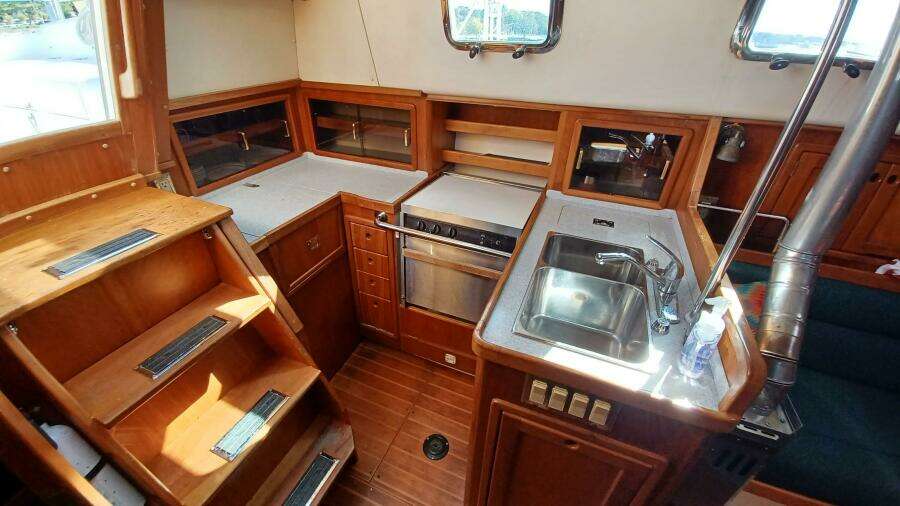 Silver 35ft Saga Yacht For Sale