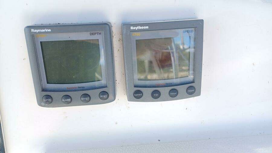 Silver 35ft Saga Yacht For Sale