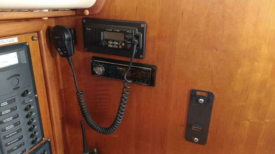 Silver 35ft Saga Yacht For Sale