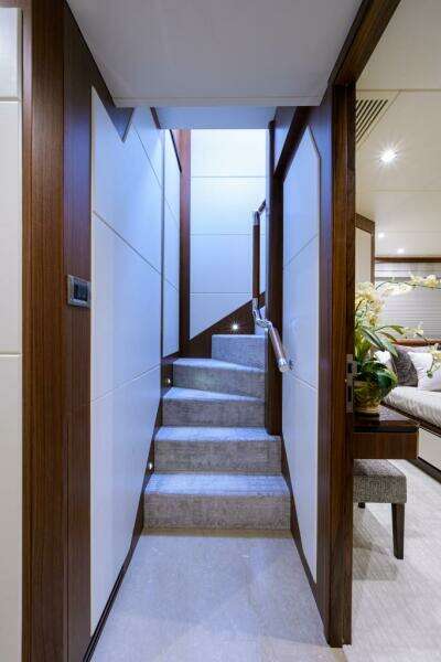 Ocean Alexander 100 ZEPHYR - Interior Guest Stateroom Entrance Hall 