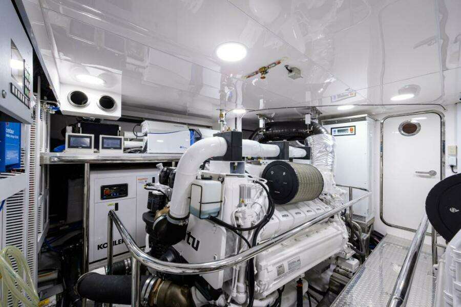 Ocean Alexander 100 ZEPHYR - Interior Engine Room