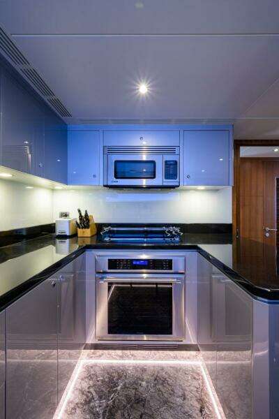 Ocean Alexander 100 ZEPHYR - Interior Chefs Galley