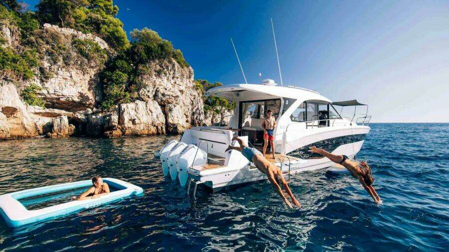 Antares 12 Coupe Exterior 1_0.jpg