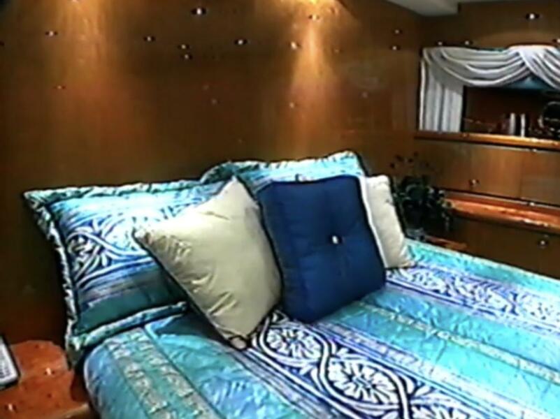 80' 1999 Monte Fino Skylounge 80