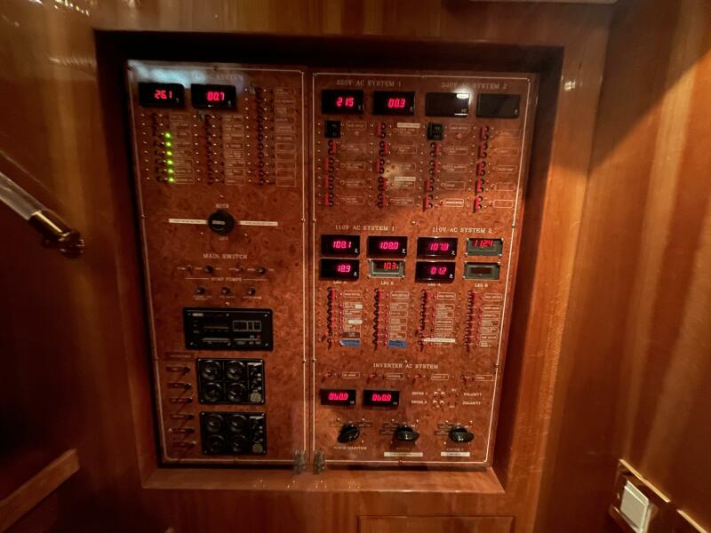 80' 1999 Monte Fino Skylounge 80