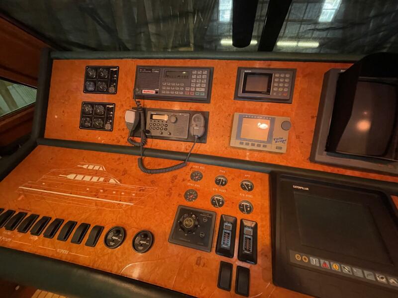 80' 1999 Monte Fino Skylounge 80