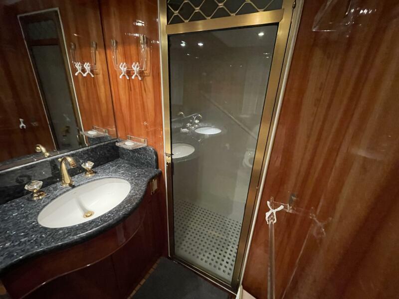 80' 1999 Monte Fino Skylounge 80