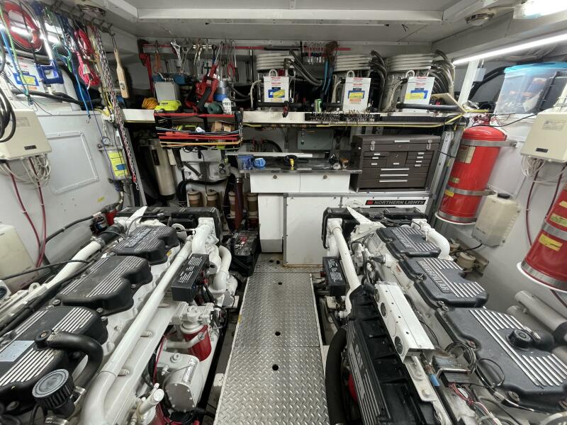 80' 1999 Monte Fino Skylounge 80