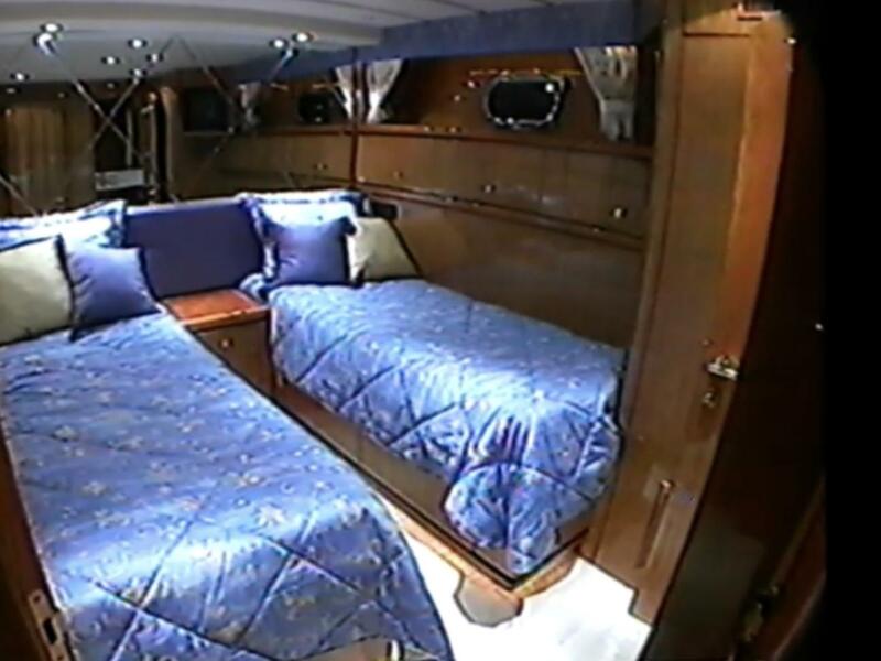 80' 1999 Monte Fino Skylounge 80