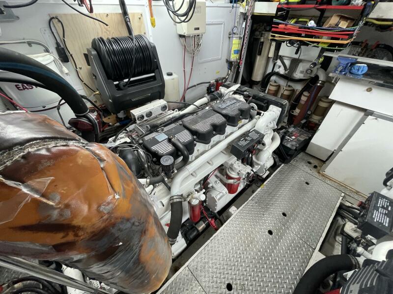 80' 1999 Monte Fino Skylounge 80