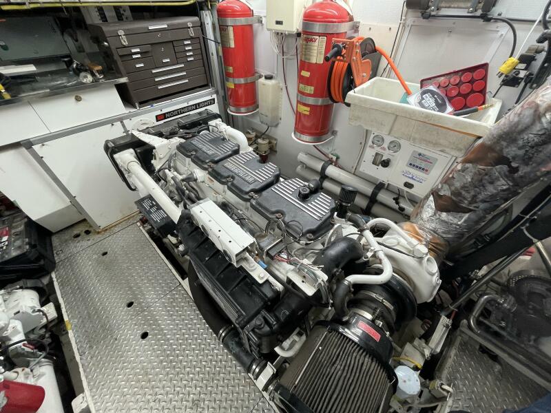 80' 1999 Monte Fino Skylounge 80