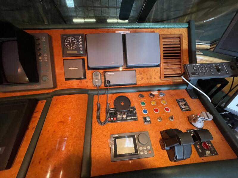 80' 1999 Monte Fino Skylounge 80