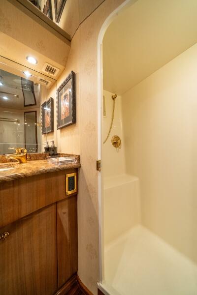 68' 2006 Viking 68 Convertible