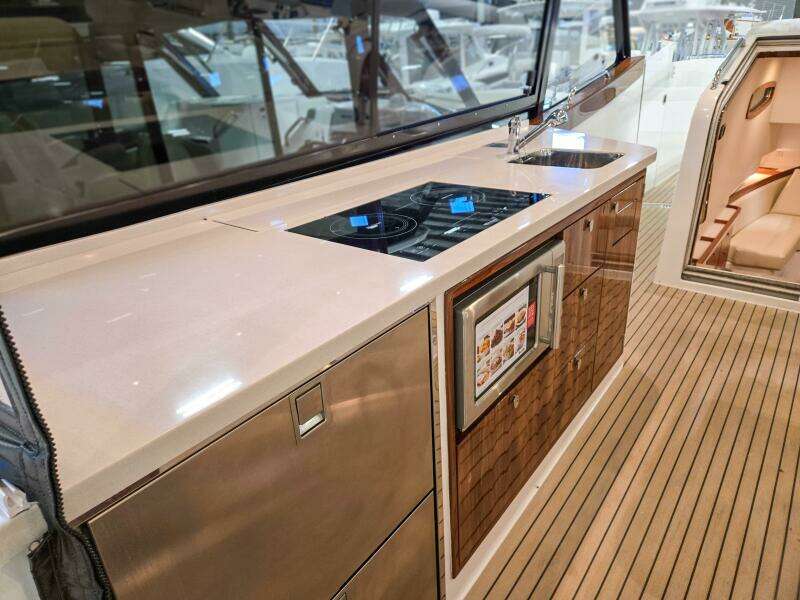 HIGH DEFINITION 47ft MJM Yacht For Sale