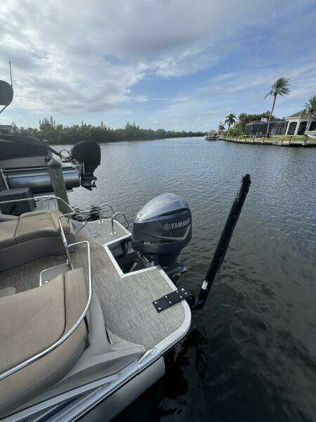 25' Bennington Yamaha and Power pole