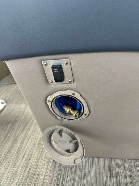 25' Bennington  wash down