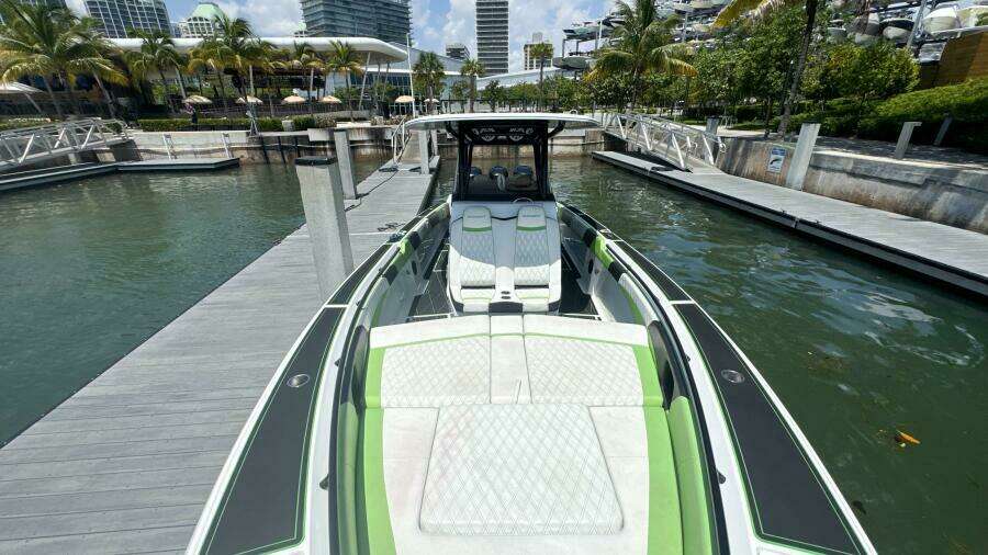 LIFE S AWESOME 38ft Statement Yacht For Sale