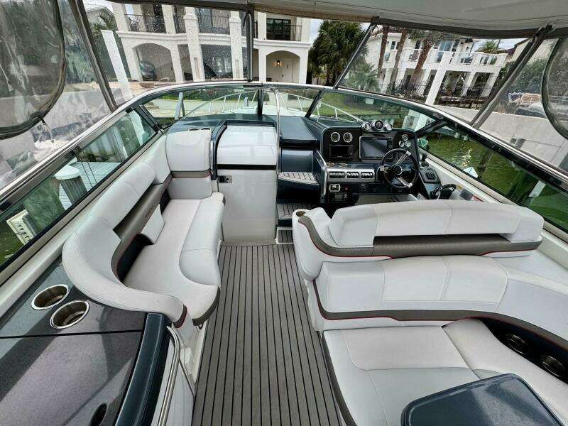 2016 Formula 370 Super Sport- HOODY- Cockpit