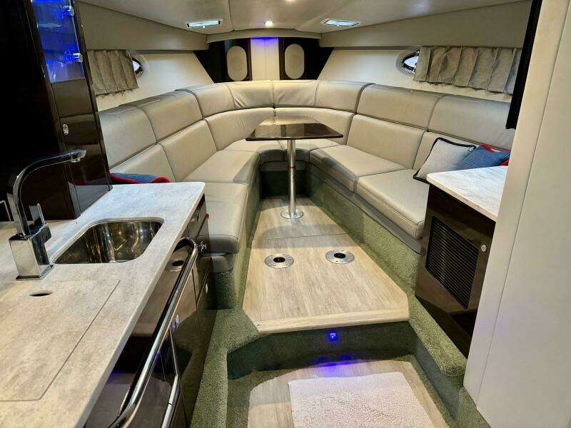 2016 Formula 370 Super Sport- HOODY- Dinette