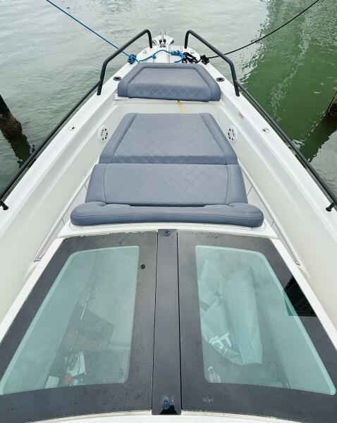 37' 2021 Axopar 37 Sun Top
