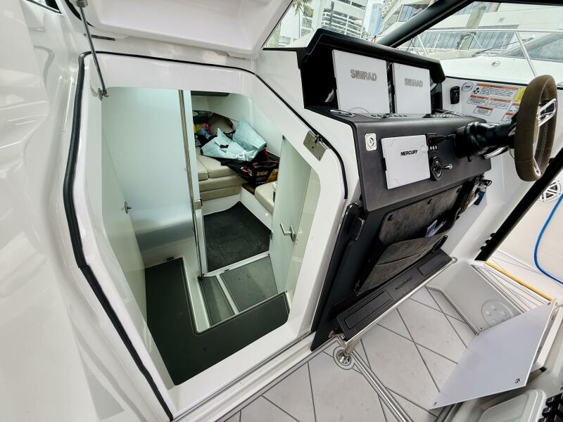 37' 2021 Axopar 37 Sun Top