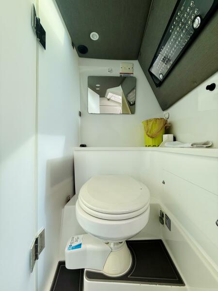 37' 2021 Axopar 37 Sun Top