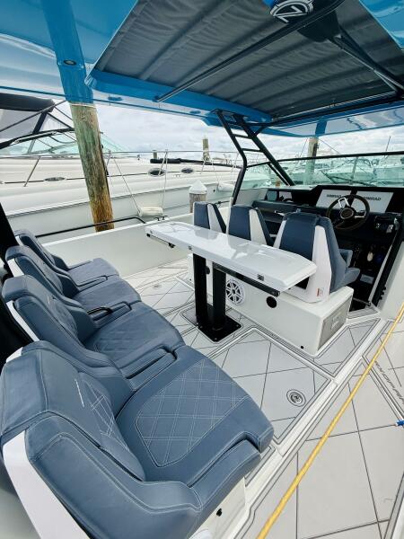 37' 2021 Axopar 37 Sun Top