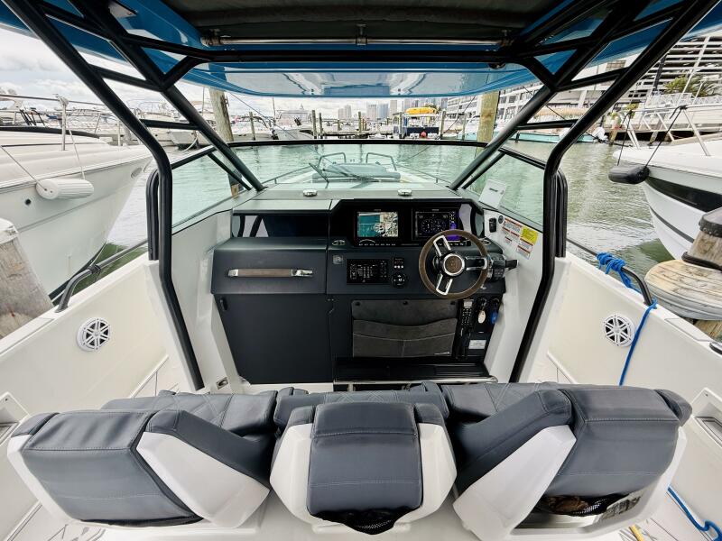 37' 2021 Axopar 37 Sun Top