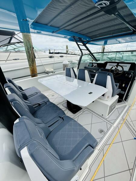 37' 2021 Axopar 37 Sun Top