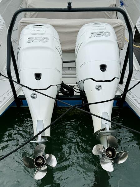 37' 2021 Axopar 37 Sun Top