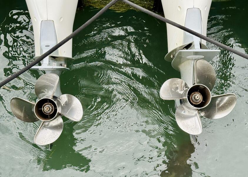 37' 2021 Axopar 37 Sun Top