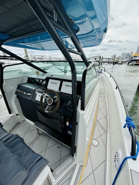 37' 2021 Axopar 37 Sun Top