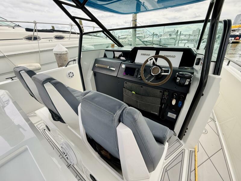 37' 2021 Axopar 37 Sun Top