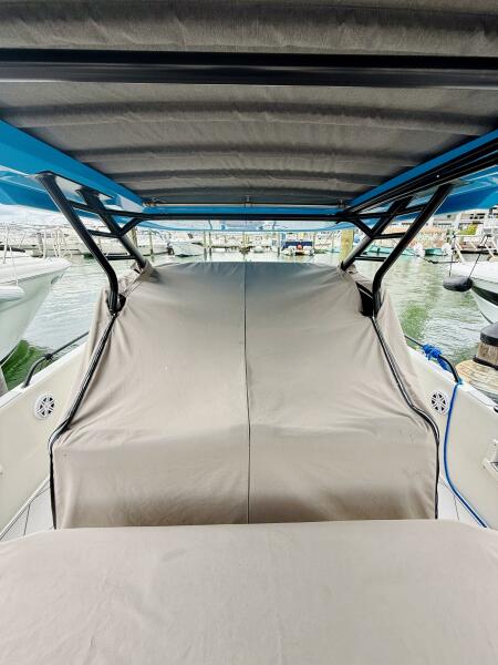 37' 2021 Axopar 37 Sun Top