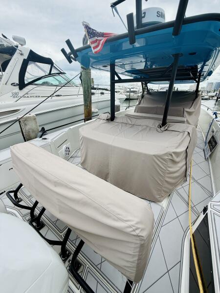 37' 2021 Axopar 37 Sun Top