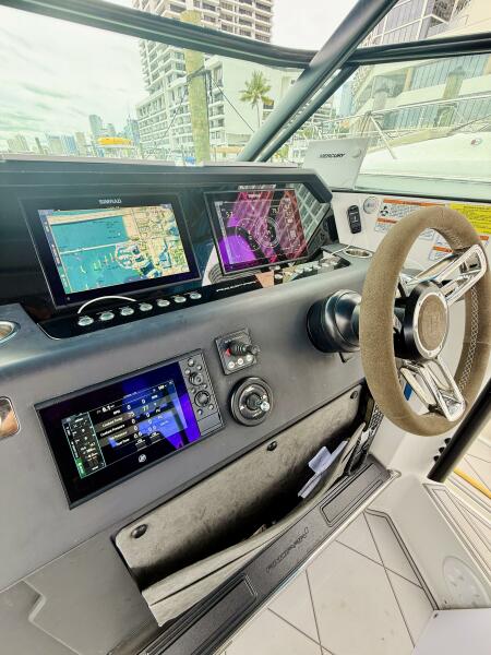 37' 2021 Axopar 37 Sun Top