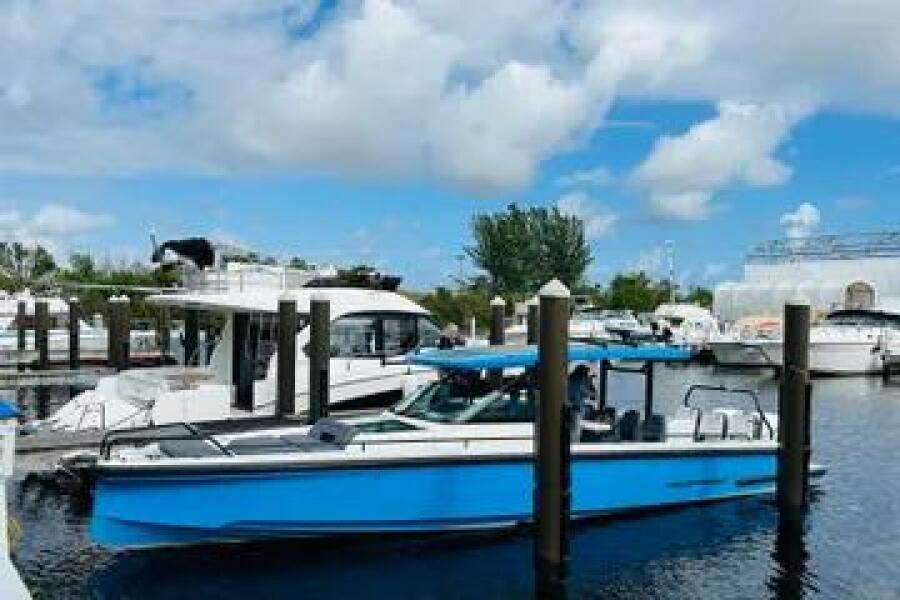 37' 2021 Axopar 37 Sun Top