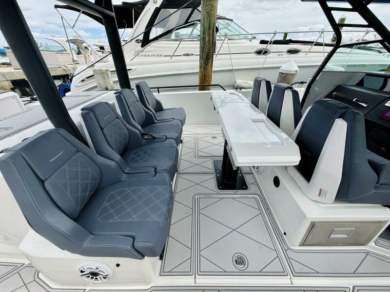 37' 2021 Axopar 37 Sun Top