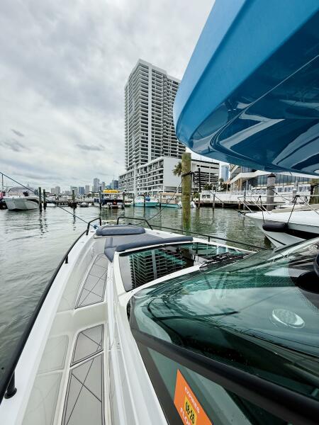 37' 2021 Axopar 37 Sun Top