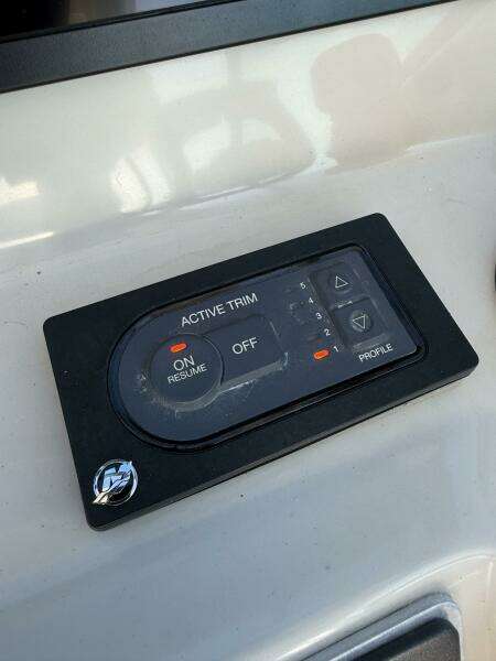 27ft Boston Whaler Yacht For Sale