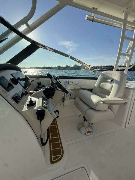 27ft Boston Whaler Yacht For Sale