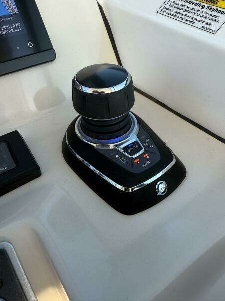 27ft Boston Whaler Yacht For Sale