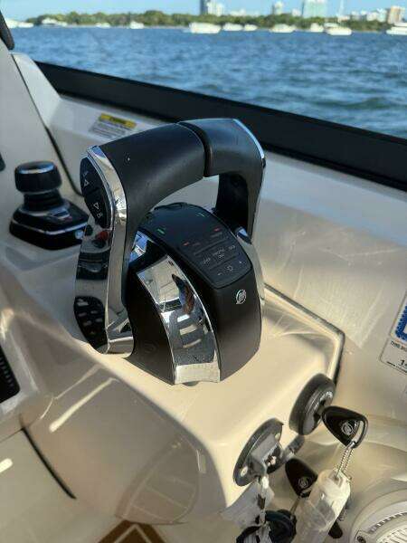 27ft Boston Whaler Yacht For Sale