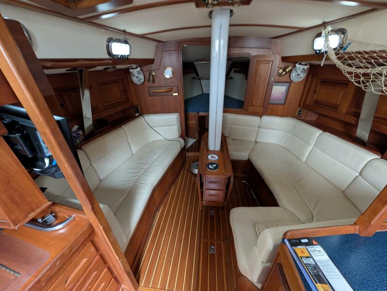 37' 2001 Tartan 3700
