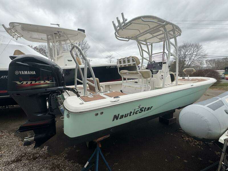 23ft NauticStar Yacht For Sale