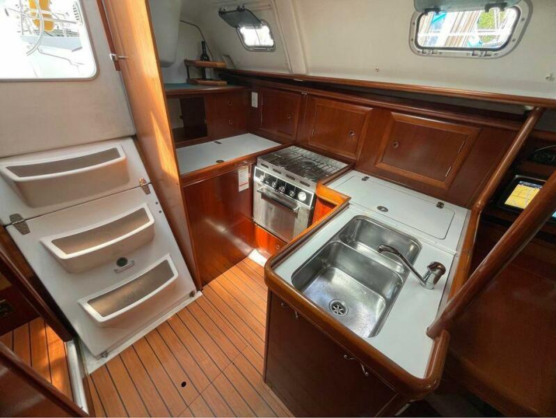 33' 2002 Beneteau 331