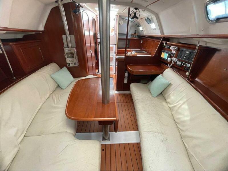 33' 2002 Beneteau 331